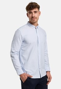 Helles blaues Langarmhemd mit dünnen weißen Streifen, Button-Down-Kragen und Frontknopfverschluss. Der Stoff wirkt glatt mit einer taillierten Passform.