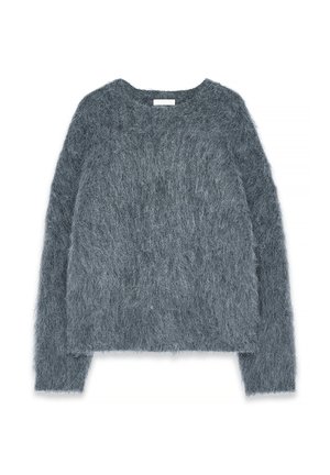 Maglione fuzzy di colore grigio scuro. Collo rotondo, maniche lunghe e design morbido e fluido con un aspetto texturizzato e delicato. Senza hardware visibile.
