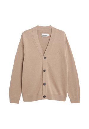 Beige Cardigan mit V-Ausschnitt, langen Ärmeln und fünf dunklen Knöpfen auf der Vorderseite. Weicher Stoff mit feiner Textur und einem Logodetail.