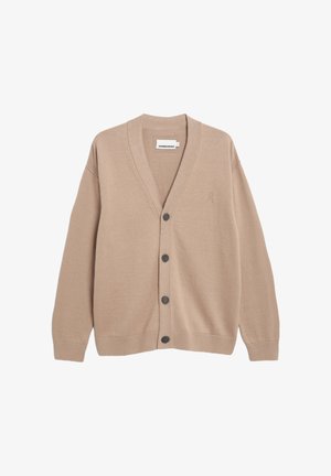 Beige Cardigan mit V-Ausschnitt, langen Ärmeln und fünf dunklen Knöpfen auf der Vorderseite. Weicher Stoff mit feiner Textur und einem Logodetail.