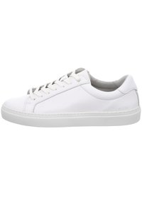 Weiße Ledersneakers mit einem Low-Top-Design, runder Zehenpartie, flachen Schnürsenkeln und einer Gummisohle mit strukturiertem Muster, seitlich mit Logo.