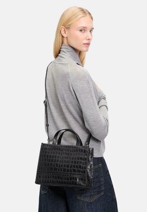 Schwarze Handtasche mit Krokodilprägung, strukturiertem Design, doppelten Tragegriffen und verstellbarem Schultergurt, vor einem neutralen Hintergrund.