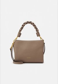 Brun læderhåndtaske med fletet håndtag, guldfarvet hardware og en aftagelig skulderrem; har præget logo på forsiden.