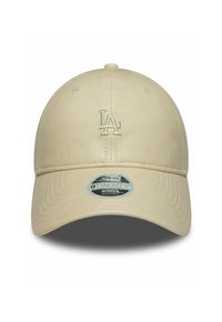 Beige Kappe mit abgerundetem Design, ausgestattet mit einem strukturierten Stoff, dem „LA“-Logo in leichter Stickerei und einem verstellbaren Riemen mit Etikett.