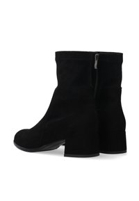Sorte suede ankelstøvler med blokhæl, der har en sidezipper og en glat tekstur. Enkel, strømlinet design uden mønstre.