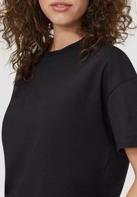 QS  OVERSIZED czarny