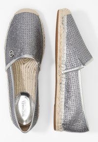 Espadrillas argentate slip-on con una toma superiore testurizzata, suola in giuta intrecciata e accenti metallici. Presentano dettagli del logo sul lato.