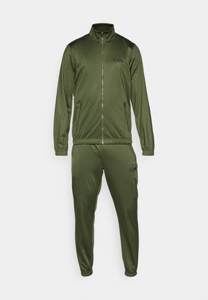 Olijfgroene trainingsoutfit van soepel materiaal; heeft een zip-up jack met een kraag en bijpassende joggingsbroek met elastische boorden en logodetail.