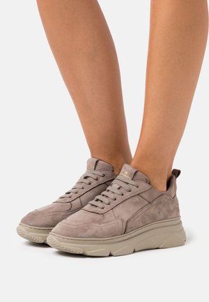 Graue Wildledersneaker mit strukturierter Oberfläche, gepolstertem Schaftrand und einer klobigen beigen Sohle. Verfügen über eine vordere Schnürung und dezente Markenakzente.