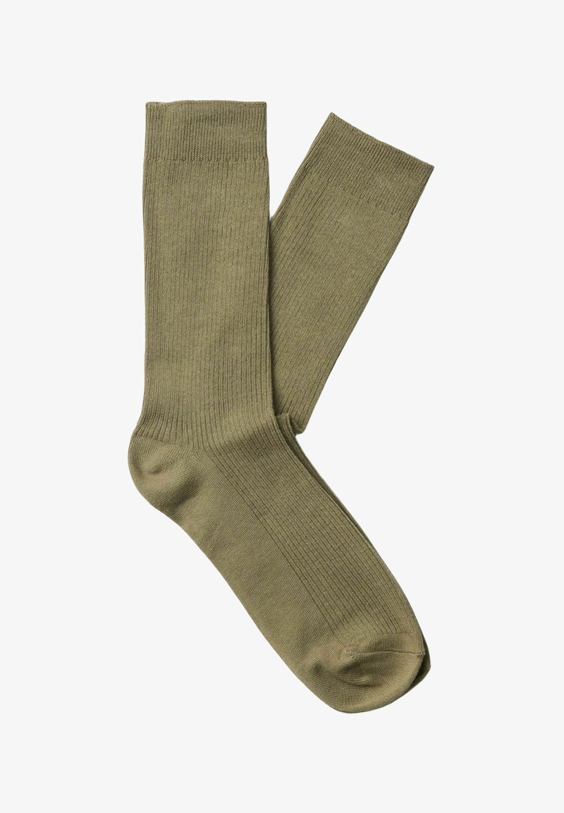 Paire de chaussettes montantes côtelées de couleur vert olive, étalées à plat, montrant la longueur complète et les détails du talon sur fond blanc.