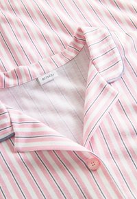 Randig nattklädsel med rosa och vita ränder samt ljusblå accenter, en scalloped krage och en rosa knappstängning. Tyget är mjukt och lätt.