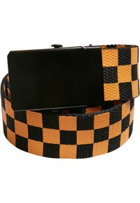 Svart och orange rutigt tygbälte med en matt svart metalspänne, med en vävd textur och fyrkantigt mönster längs med remmen.