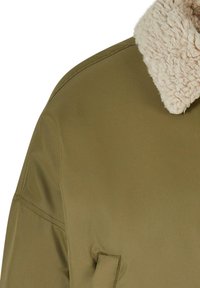 Giacca verde oliva con un colletto in pelliccia ecologica beige. Presenta una texture liscia, cuciture visibili e una tasca laterale.