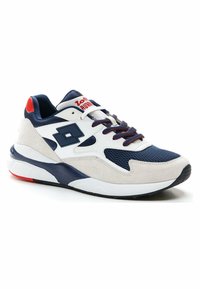 Tenisice s kombinacijom tamnoplavog mrežastog materijala i sive velur kože. Naglasne boje u crvenoj i bijeloj, s podstavljenom potplatom i teksturiranim detaljima.