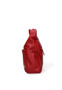 Borsa in pelle rossa con superficie testurizzata, una tasca con zip sul lato e una corta tracolla nella parte superiore. Forma compatta e triangolare.