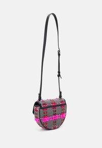 Borsa a tracolla con una tracolla nera. Realizzata in un tessuto texturizzato con un motivo a scacchi rosa e rosso e dettagli pelosi rosa sul davanti.