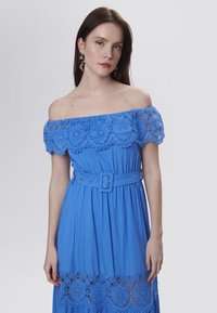 INFLUENCER BELTED - Jurk - azure