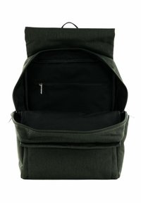 Sac à dos en tissu vert avec un design à rabat. Il dispose d'une poche zippée à l'intérieur et d'un compartiment principal spacieux avec un intérieur noir.
