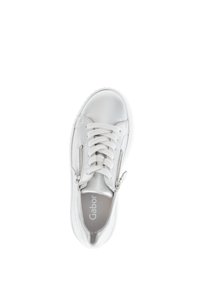 Zilveren leren sneaker met ronde neus, platte veters, zijrits en textuurlaag middenzool. Merkenlogo zichtbaar aan de binnenkant.