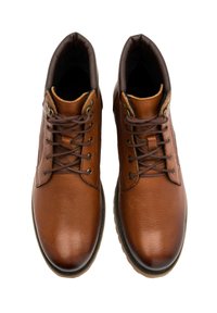 Brązowe skórzane botki z okrągłym noskiem, sznurowanym przodem, wyściełanym kołnierzem i teksturowanym wykończeniem. Czarna gumowa podeszwa z delikatnym wzorem bieżnika.