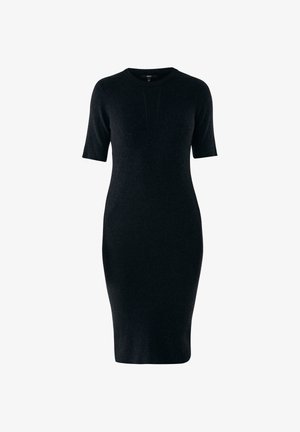 Strikket sort kjole med ribbet tekstur, korte ærmer, rund halsudskæring og tætsiddende silhuet, med detaljering i sidepanelerne.