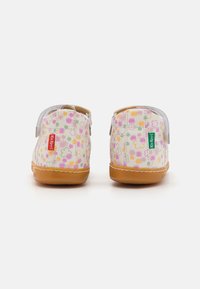 Scarpine bianche per bambini con motivi floreali multicolore, cinturino in Velcro e suole in gomma color sabbia. Marchio sul tallone in rosso e verde.