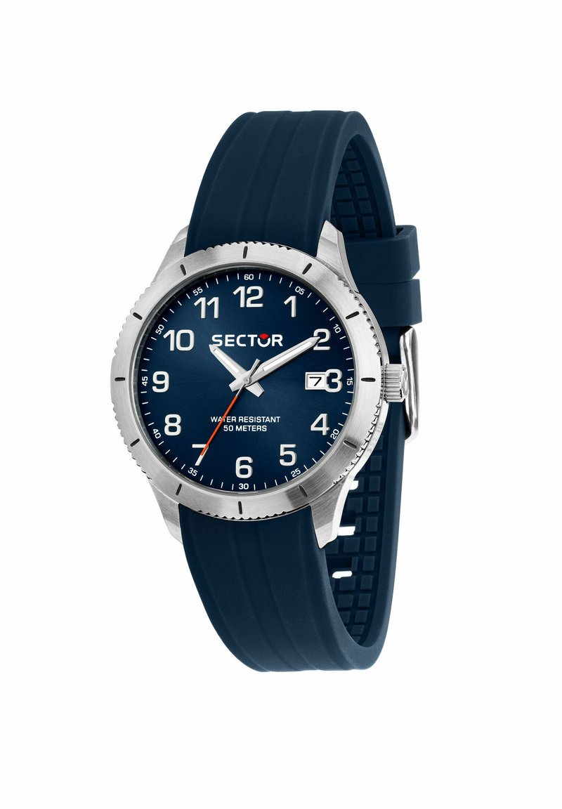 Orologio con cinturino in gomma blu navy, cassa in acciaio inossidabile, quadrante blu, numeri arabi bianchi, dettagli argentati e finestra per la visualizzazione della data.