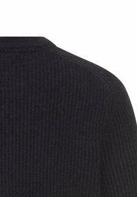 Zwarte ribbeltrui met een ronde halslijn en textiel met textuur. Toont schoudernaaddetails en een consistente kleur doorheen.