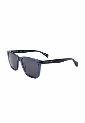 Occhiali da sole rettangolari blu scuro con lenti nere sfumate e aste sottili su sfondo bianco.