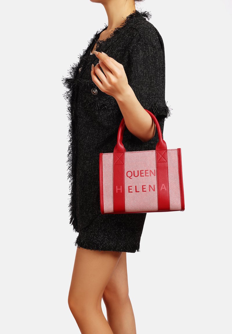 Borsa a rete rossa e bianca con due manici superiori. Presenta la scritta "QUEEN HELENA" stampata in lettere in grassetto su un lato, con cuciture rinforzate.