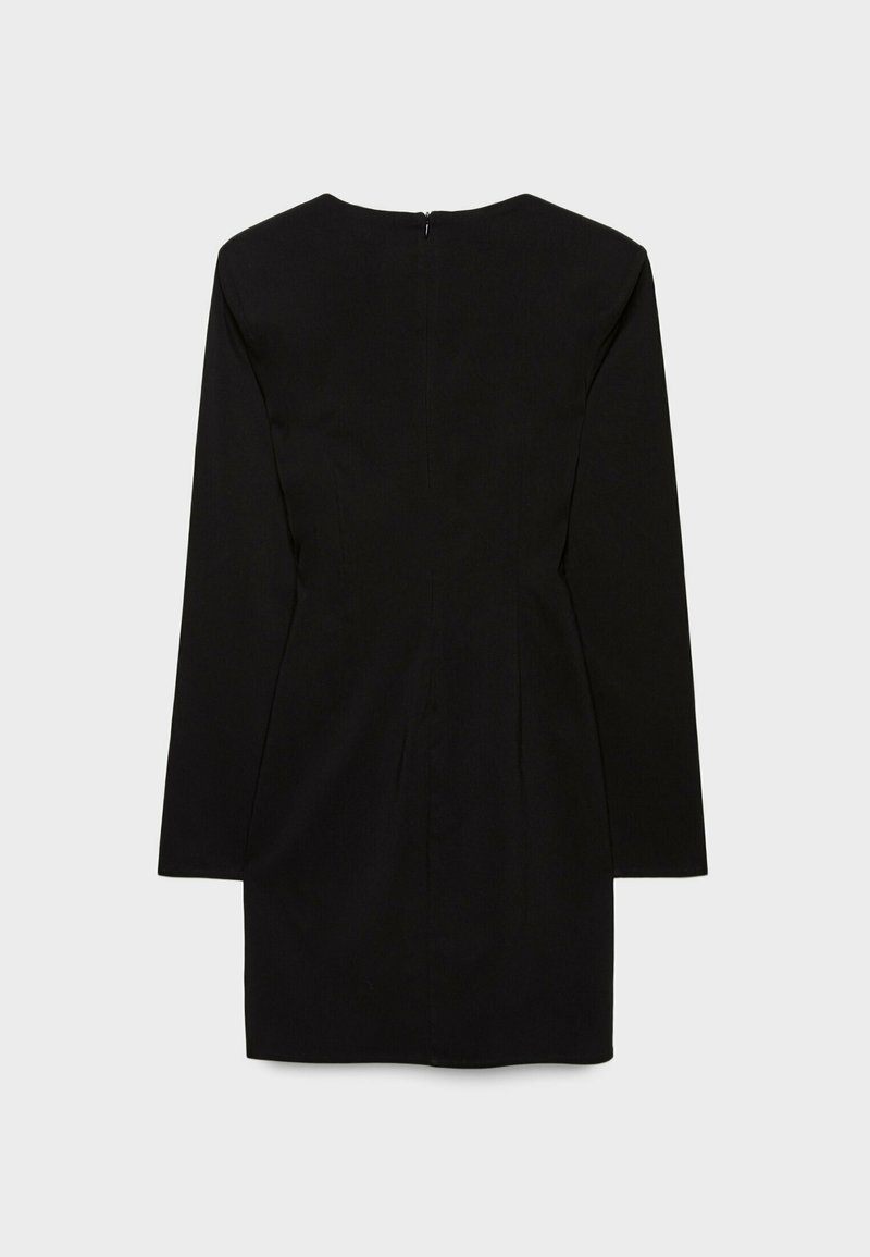 Schwarzes langärmeliges Kleid mit passgenauer Silhouette, Reißverschluss auf der Rückseite und eleganter, unbeschönigter Form. Glatte Stoffoberfläche.