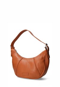 Borsa in pelle marrone con forma curva, texture liscia e una sola tracolla regolabile. Presenta dettagli cuciti e una chiusura con zip.