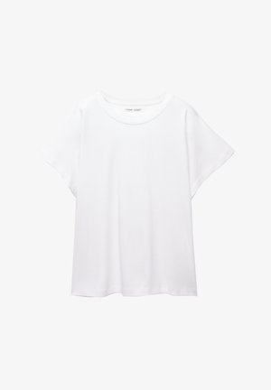 Witte T-shirt van zacht, lichtgewicht stof. Heeft een ronde halslijn en korte, brede mouwen met een ontspannen pasvorm. Geen zichtbare patronen.