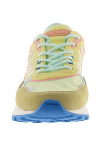 Vooraanzicht van een pastelgeel en blauw sneaker met lichtblauwe veters, beige suède neus en roze en oranje accenten.