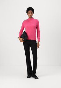 pure cashmere MOCKNECK - Džemperis - strawberry