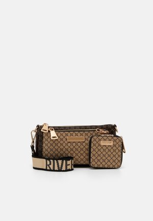 Ruskea kuvioitu crossbody-laukkusarja, jossa kullanväriset vetoketjut, irrotettava pienempi pussukka ja leveä beige olkahihna, jossa mustalla "RIVER"-teksti.