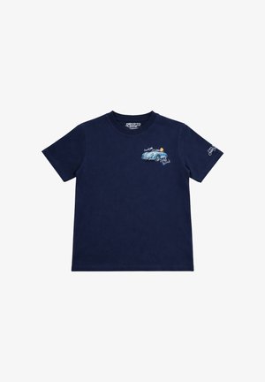 T-shirt a maniche corte blu navy con una piccola grafica di un'auto d'epoca e un'anatra sul petto a sinistra e testo bianco sulla manica destra.
