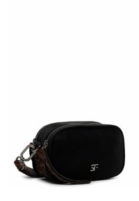 Borsa a tracolla in suede nero con doppie tasche con zip. I dettagli in metallo presentano una chiusura a morsetto. La tracolla ha un dettaglio leopardato.