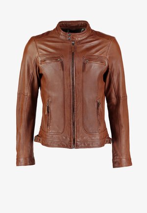 Chaqueta de piel marrón con cierre de cremallera frontal, cuello alto, dos bolsillos con cremallera en el pecho y bolsillos laterales. Presenta un ajuste entallado y una textura suave.