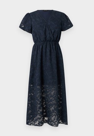 Robe midi bleu marine avec superposition en dentelle florale, encolure en V, manches courtes, taille élastique et bas de jupe semi-transparent.