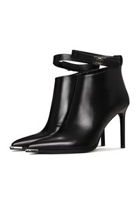 Crne kožne čizme do članka s oštrim vrhom, visokim stiletto potplatom i remenom oko članka s metalnom kopčom. Glatka tekstura i elegantan dizajn.