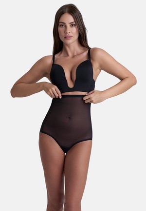 Set di lingerie nero composto da un reggiseno con scollatura a V profonda e culotte trasparenti a vita alta. Il materiale è una stoffa liscia e elastica con spalline regolabili.