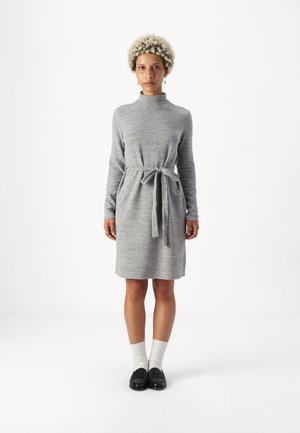 Robes en tricot gris avec un col haut, des manches longues et une taille à nouer. Présente une coupe décontractée, une texture lisse et arrive légèrement au-dessus du genou.