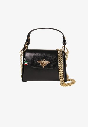 Sac en cuir noir avec une poignée courte, emblème doré en forme d'abeille sur le rabat, bandoulière en chaîne dorée et petit charme représentant le drapeau italien.