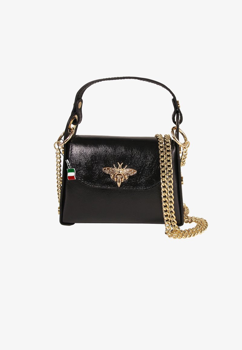 Schwarze Lederhandtasche mit kurzem Griff, goldener Bienenemblem auf der Klappe, goldener Ketten-Schulterriemen und kleinem italienischen Flaggencharme.