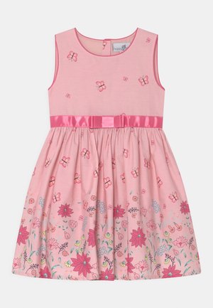 Różowa sukienka bez rękawów z motylimi i kwiatowymi wzorami, z satynowym pasem w talii i kokardą. Wykonana z miękkiego, lekkiego materiału.