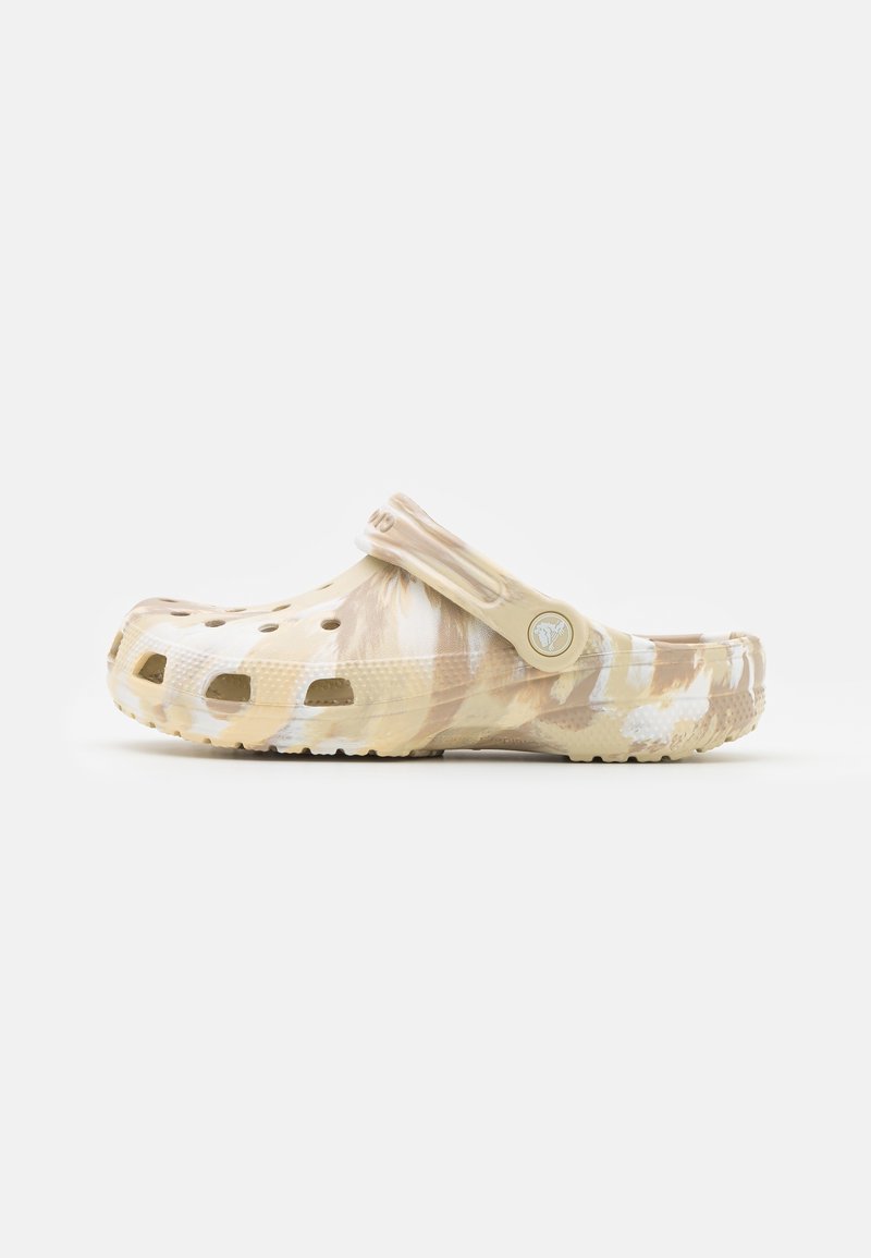 Sabot beige et blanc tie-dye à enfiler avec des trous de ventilation, semelle texturée et bride de talon ajustable, vu de côté.