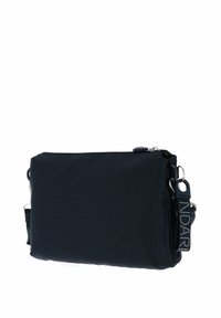 Sac bandoulière en nylon bleu marine avec une surface texturée, fermeture éclair et sangle réglable avec un logo accentué. Forme rectangulaire compacte.