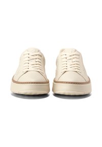 Snörskor i krämfärgat läder med texturerade sidor, en brun sula och ton-i-ton-sömmar. Rund tå och vadderad krage för komfort.