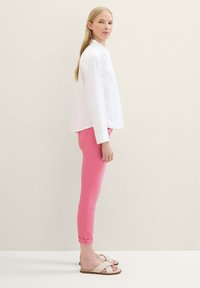 TOM TAILOR TAPERED RELAXED - Nohavice - carmine pink